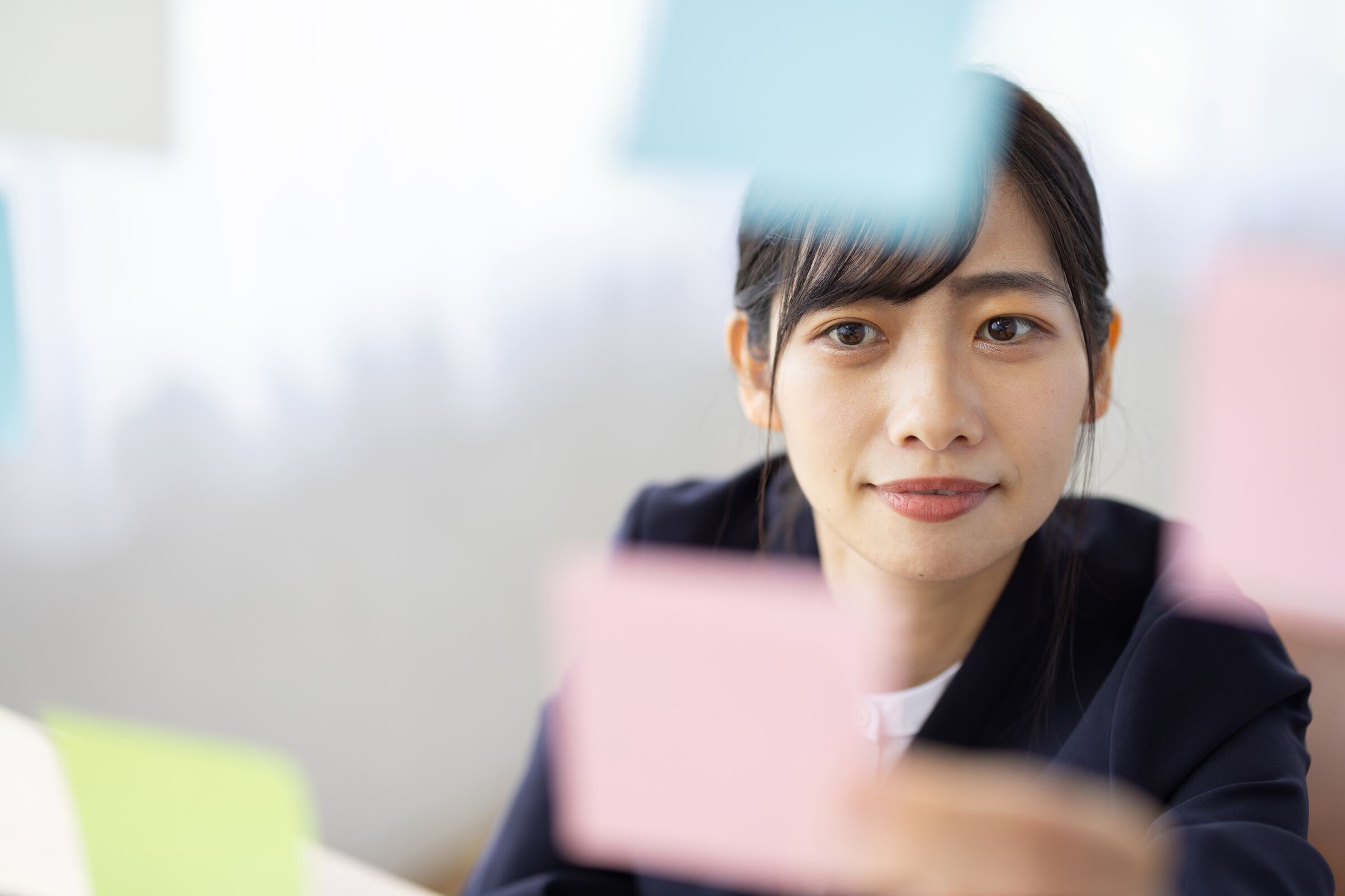付箋を手に考える人