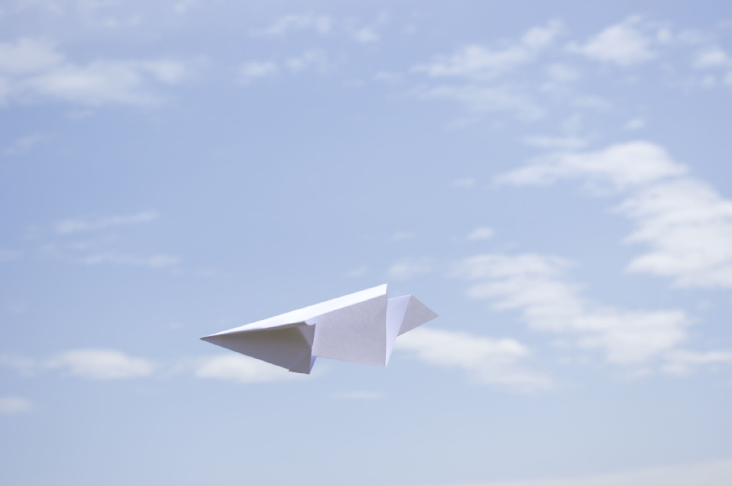 空を飛ぶ紙飛行機