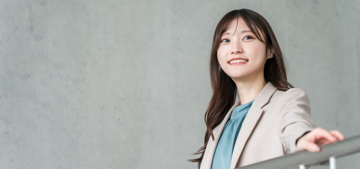 階段で顔を上げる人